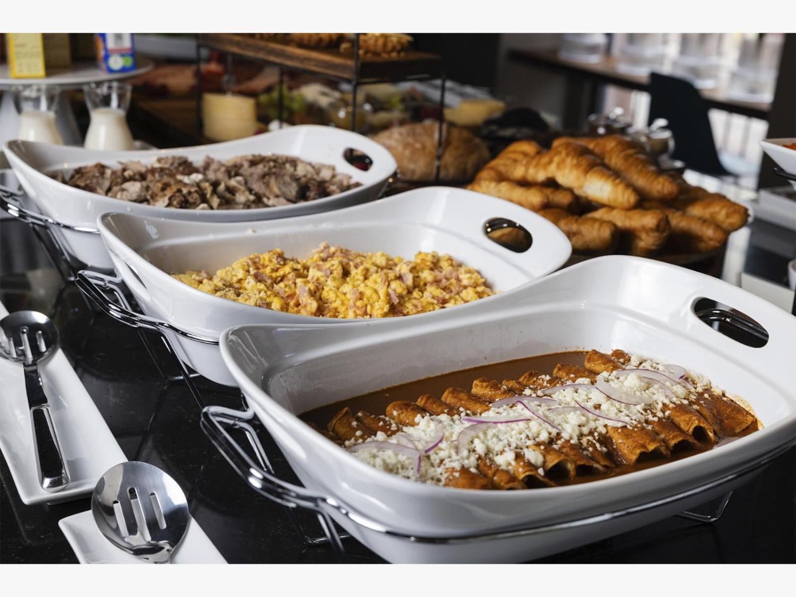 Hotel Criol Querétaro Εξωτερικό φωτογραφία A selection of prepared dishes at a buffet