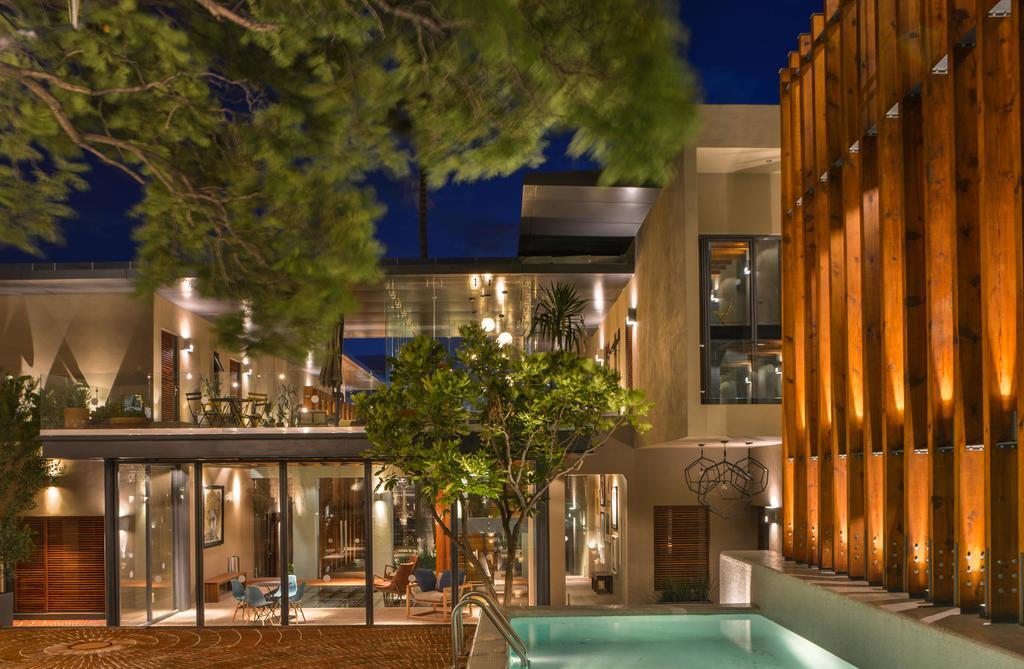 Hotel Criol Querétaro Εξωτερικό φωτογραφία The hotel at night